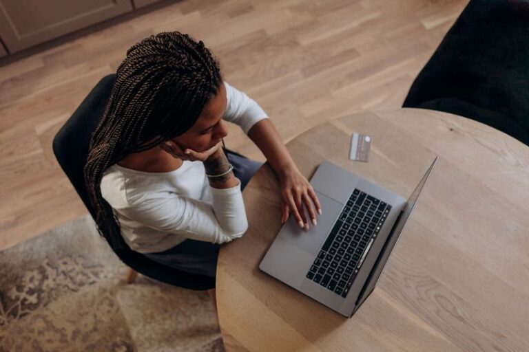 Femme suivant un coaching PNL à distance